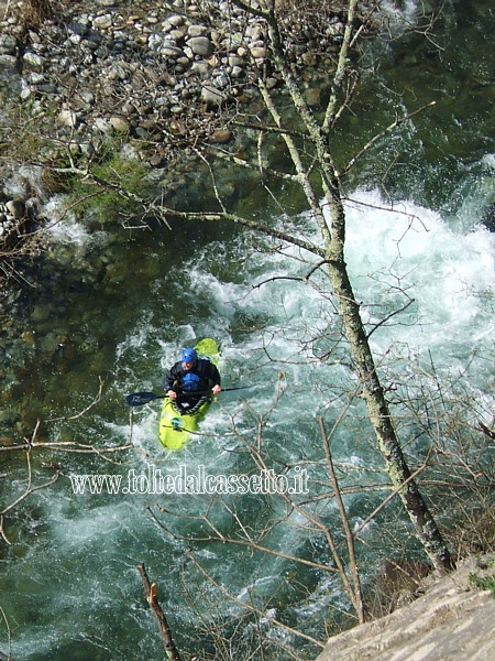 FIUME VARA - Kayak passaggio in una stretta gola