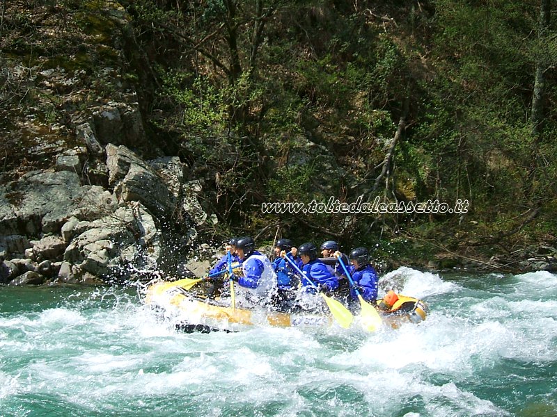 FIUME VARA - Si possono trovare acque tranquille, per discese rilassanti, oppure molto turbolente come quelle delle rapide affrontate da questo equipaggio rafting