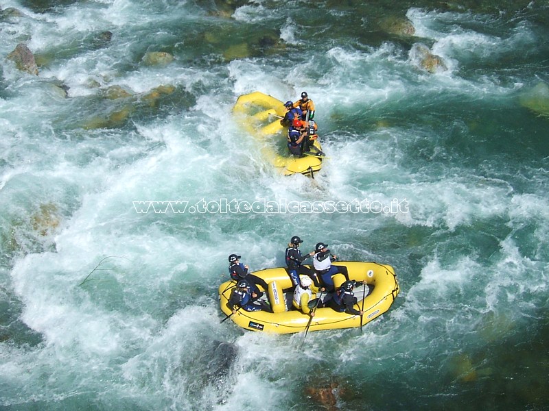 FIUME VARA - Durante una competizione di rafting un gommone rimane incagliato tra i sassi e imbarca acqua