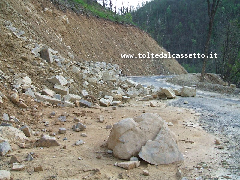 BEVERINO - Frane continue nel primo tratto della strada che partendo dalla Statale n.1 Aurelia si dirige verso Memola e Pignone