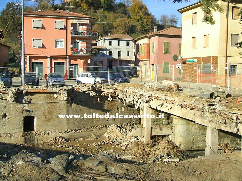 BORGHETTO VARA - Il torrente Pogliaschina in piena ha sventrato la piazza principale del borgo causando danni anche al ponte sulla Strada Provinciale n. 566 che porta a Brugnato