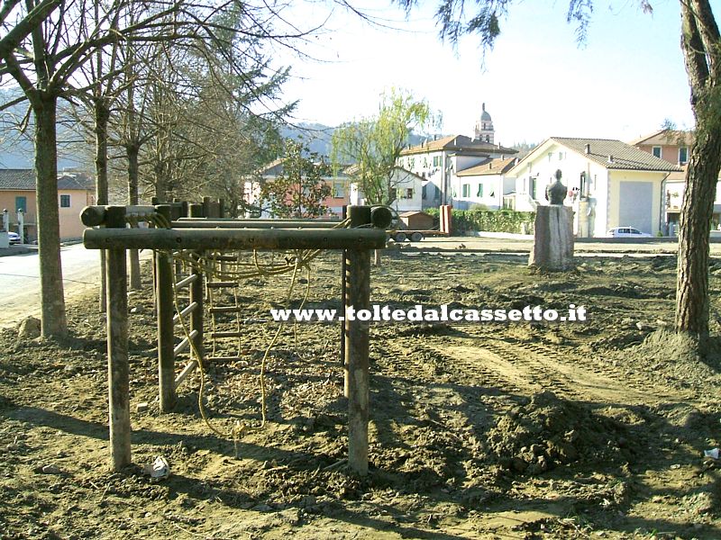 BRUGNATO - La melma depositatasi in un parco giochi comunale in seguito all'alluvione