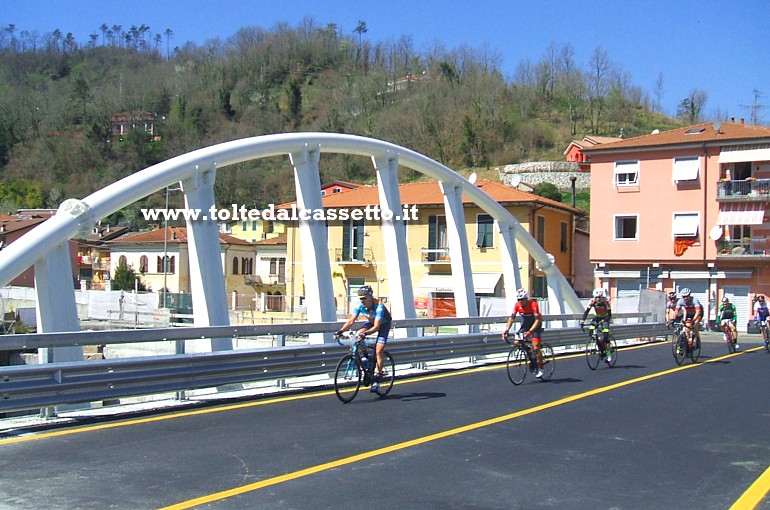 BORGHETTO VARA (Marzo 2019) - Alcuni ciclisti partecipanti alla Gran Fondo Tarros transitano sul nuovo ponte (aperto al traffico) lungo la Strada Provinciale n.566 che conduce verso la citt di Brugnato