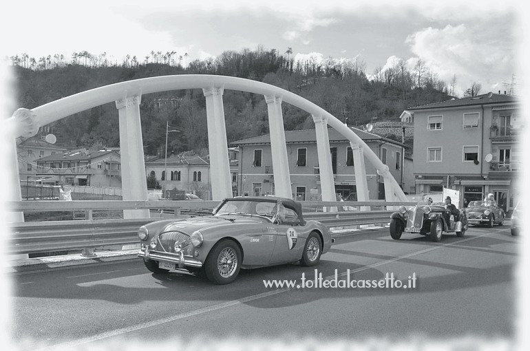 BORGHETTO VARA (12 Aprile 2019) - Alcune auto d'epoca partecipanti al "GP Terre di Canossa" transitano sul nuovo ponte lungo la Strada Provinciale n.566