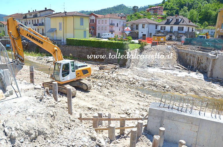 BORGHETTO VARA (28 maggio 2017) - Il ponte sul torrente Pogliaschina in direzione Brugnato  stato demolito e sono in corso i lavori per allestire una delle due basi in cemento armato su cui pogger la nuova struttura