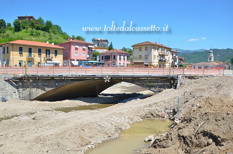 BORGHETTO VARA (28 maggio 2017) - Il ponte lungo la Strada Statale n.1 Aurelia come appare dall'alveo del torrente Pogliaschina. Questa struttura verr demolita quando sar pronto il ponte sulla Strada Provinciale n.566