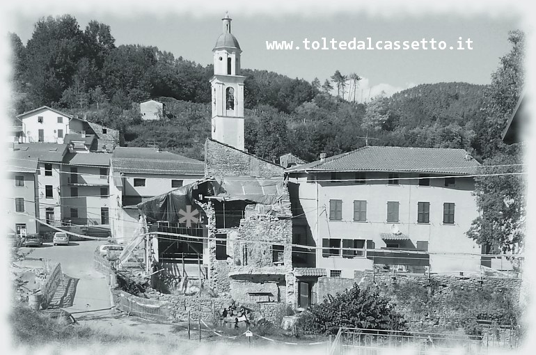 CASALE DI PIGNONE (19 agosto 2012) - I danni ancora visibili presso il ponticello di accesso al borgo continuano a testimoniare l'incredibile forza ed altezza che le acque raggiunsero in quel punto