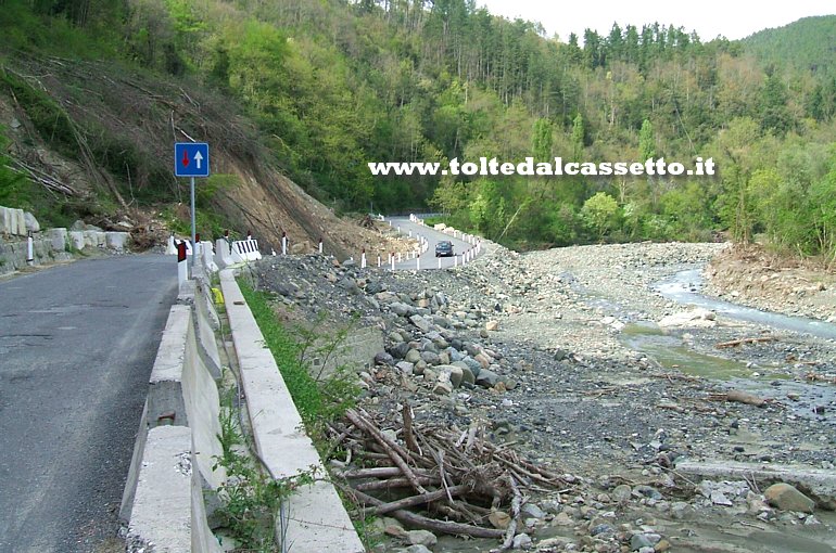 ROCCHETTA VARA (28 aprile 2012) - Vista sul tratto alternativo della Strada Provinciale n. 7 interessata da un movimento franoso della soprastante collina