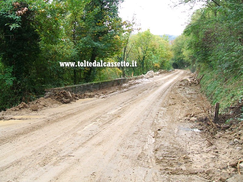 PADIVARMA - Melma e detriti ricoprono la Strada Statale n.1 Aurelia che  chiusa al traffico e sembra una strada sterrata di campagna