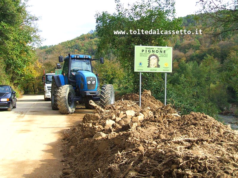 PIGNONE - Il terriccio di una delle tante frane sulla Strada Provinciale n.38 stride con un cartello turistico comunale che invita a visitare il borgo