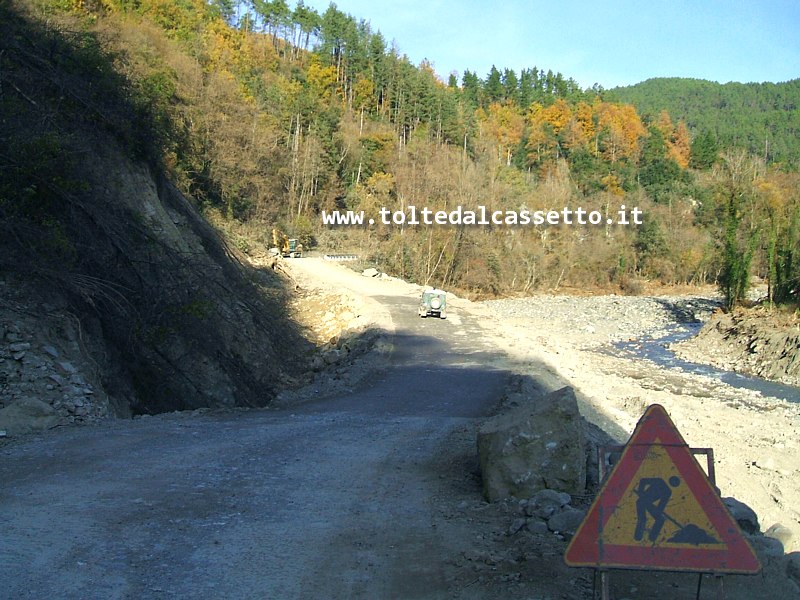 ROCCHETTA VARA - Tratto alternativo sterrato della Strada Provinciale n.7 che  stata sepolta da un movimento franoso della soprastante collina