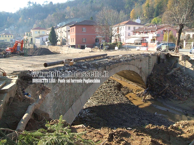 BORGHETTO VARA - Il ponte lungo la Statale n.1 Aurelia che assieme a quello in direzione Brugnato delimitava la piazza principale del borgo, talmente lesionata dall'alluvione che  stata poi rasa al suolo dalle ruspe