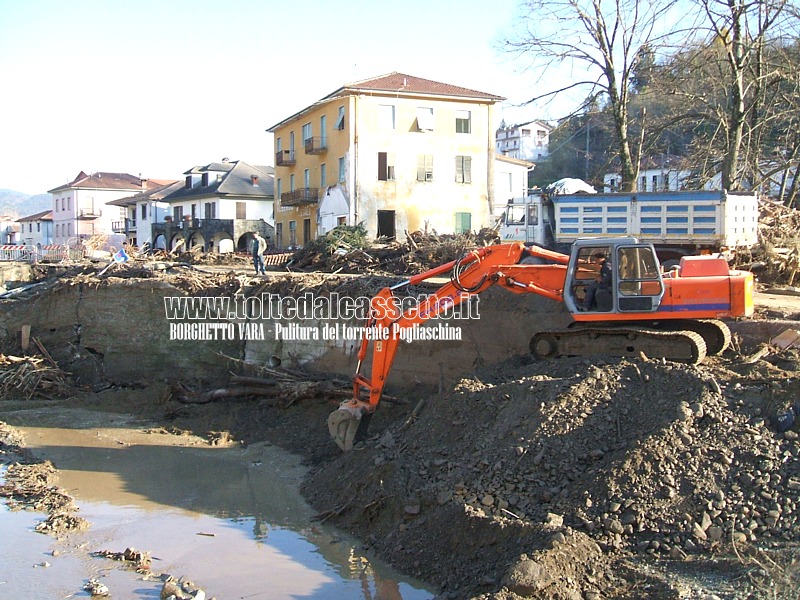 BORGHETTO VARA - Le ruspe in azione per ripulire il letto del torrente Pogliaschina dai residui dell'alluvione