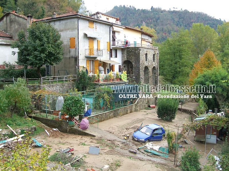 OLTRE VARA - Un gruppo di abitazioni raggiunte dall'esondazione del fiume