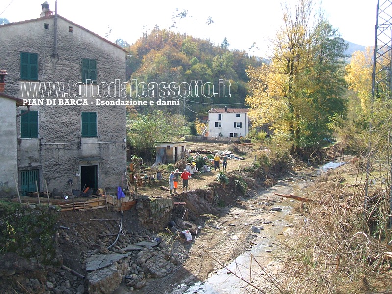 PIAN DI BARCA (comune di Ricc del Golfo) - Abitazione e argini di un torrente con danneggiamenti da esondazione