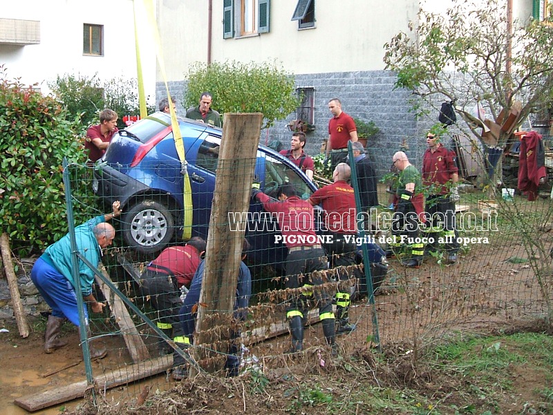 PIGNONE - Vigili del Fuoco all'opera per rimuovere un'autovettura trascinata dalla piena