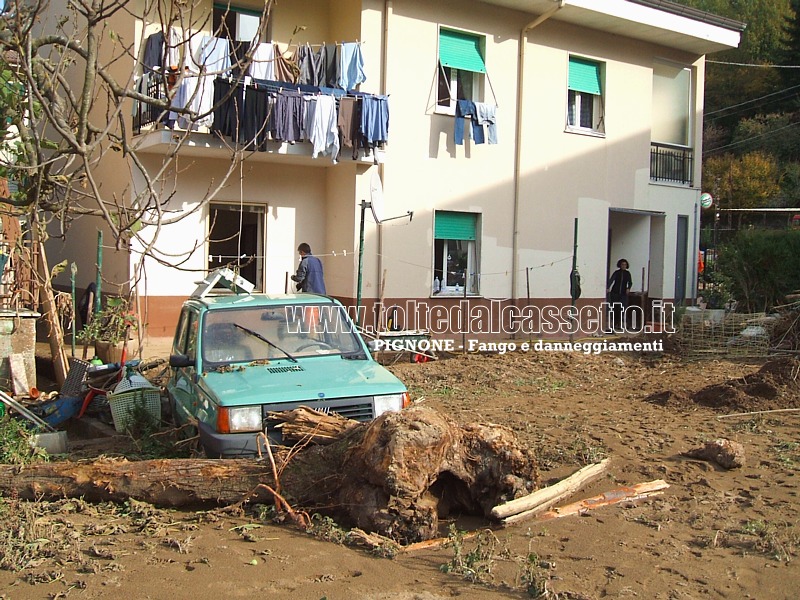 PIGNONE - Una Fiat Panda giace nel mare di fango che sommerge tutto il paese