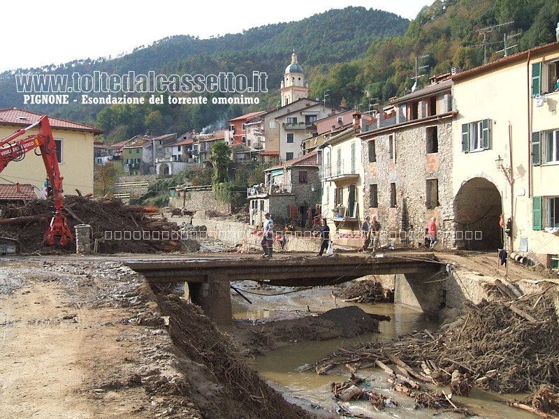 PIGNONE - Miracolosamente salvo il ponte che da accesso allla porta principale mentre tutt'intorno sono evidenti i segni della distruzione operata dall'acqua