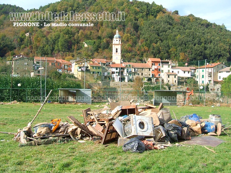 PIGNONE - Masserizie accatastate all'interno dello stadio comunale