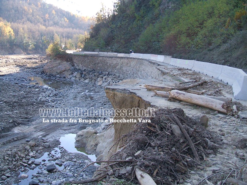 ROCCHETTA VARA - Un tratto della Strada Provinciale n.7 che conduce verso Brugnato dove la carreggiata  per met erosa dall'eccezionale ondata di piena del torrente Gravegnola