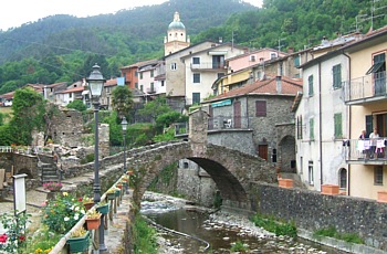 PIGNONE - L'artistico Ponte Vecchio cinquecentesco a schiena d'asino (uno dei più caratteristici della Val di Vara) prima del crollo avvenuto durante il nubifragio del 25-10-2011 PIGNONE - L'artistico Ponte Vecchio cinquecentesco a schiena d'asino (uno dei più caratteristici della Val di Vara) prima del crollo avvenuto durante il nubifragio del 25-10-2011