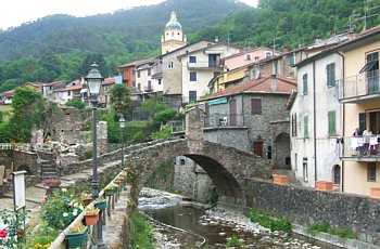 PIGNONE - L'artistico Ponte Vecchio cinquecentesco a schiena d'asino (uno dei pi caratteristici della Val di Vara) prima del crollo avvenuto durante il nubifragio del 25-10-2011