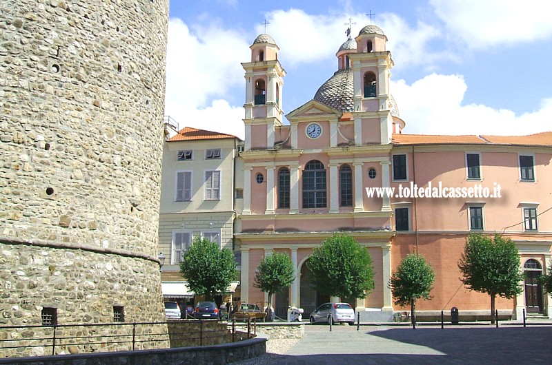 VARESE LIGURE - Piazza Vittorio Emanuele e facciata della Chiesa di San Filippo Neri