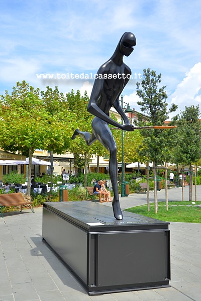 FORTE DEI MARMI (Piazza Garibaldi) - Scultura "Guardiano del Cielo" di Antonio Signorini
