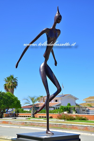 FORTE DEI MARMI (Lungomare) - Versione monumentale della scultura "Idra" di Antonio Signorini