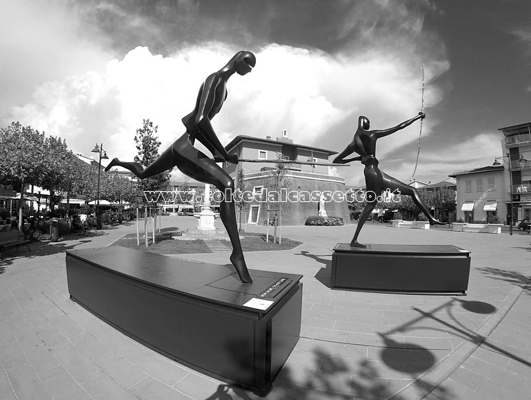 FORTE DEI MARMI (Piazza Garibaldi) - I "Guardiani" di Antonio Signorini