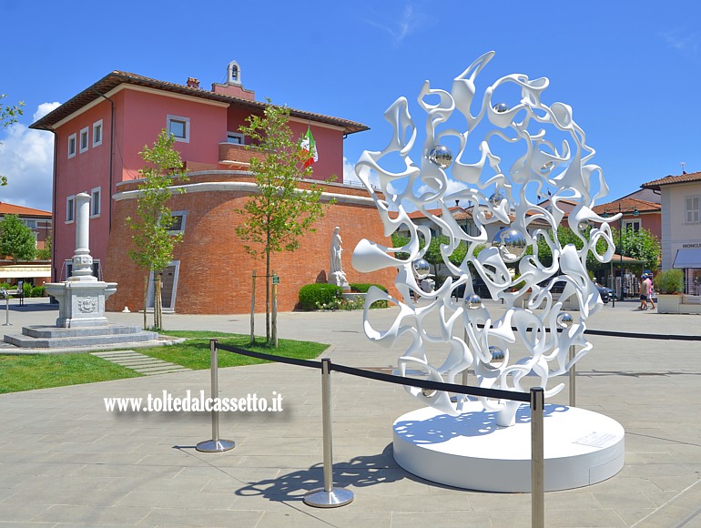 FORTE DEI MARMI (Piazza Garibaldi) - Scultura da fusione in alluminio "Lo Specchio dell'Assoluto" di Gianfranco Meggiato