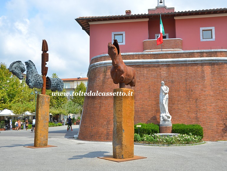 FORTE DEI MARMI (Piazza Garibaldi) - Sculture di Gustavo Aceves