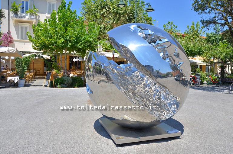 FORTE DEI MARMI (Piazza Garibaldi) - La scultura "Saturno" di Helidon Xhixha