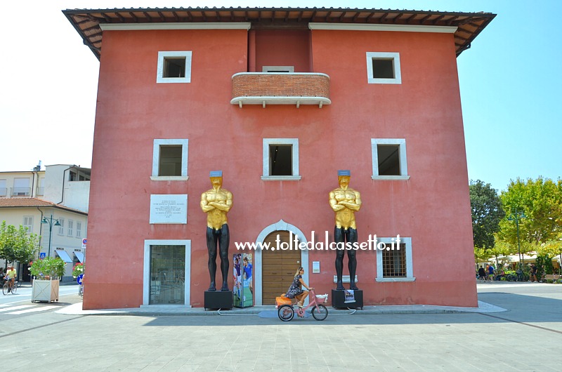 FORTE DEI MARMI (Piazza Garibaldi) - Il Forte Lorenese "presidiato" da due sculture di Emanuele Giannelli