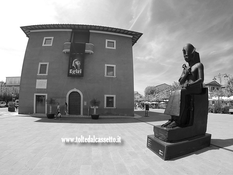 FORTE DEI MARMI (Piazza Garibaldi) - Scultura di Giugiaro Design dalla mostra "Gli Egizi e i doni del Nilo"