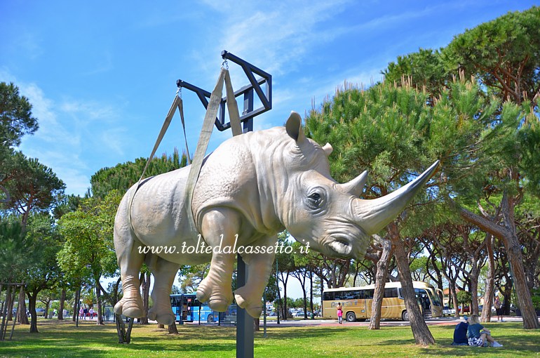 FORTE DEI MARMI - Scultura "Il Peso del Tempo Sospeso" dell'artista Stefano Bombardieri