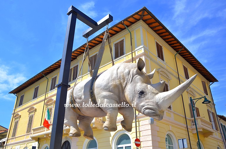 FORTE DEI MARMI - Scultura "Il Peso del Tempo Sospeso" dell'artista Stefano Bombardieri