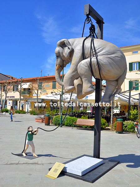 FORTE DEI MARMI (Piazza Garibaldi) - Scultura "Marta e l'Elefante" di Stefano Bombardieri