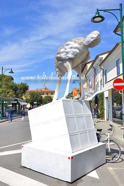 FORTE DEI MARMI - Lo "Struzzo Rubik" di Stefano Bombardieri
