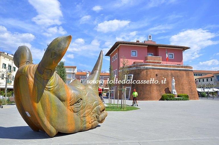 FORTE DEI MARMI (Piazza Garibaldi) - Scultura "Testa Rinoceronte" dell'artista Stefano Bombardieri