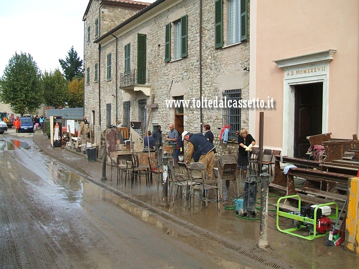 AULLA - Volontari all'esterno dell'Abbazia di San Caprasio ripuliscono gli arredi raggiunti dal fango dell'alluvione del 25 ottobre 2011