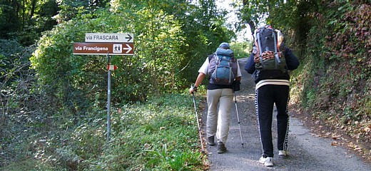 AULLA - Due moderni pellegrini salgono verso Bibola affrontando il ripido sentiero di Via Frascara