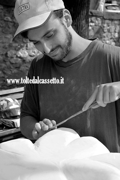 AVENZA DI CARRARA - L'artista bolzanino Martin Brusinelli durante il simposio di scultura "Tracce sulla Francigena"