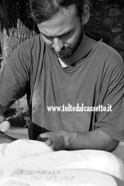 AVENZA DI CARRARA - L'artista bolzanino Martin Brusinelli al lavoro durante il simposio di scultura "Tracce sulla Francigena"