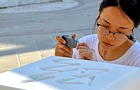 AVENZA DI CARRARA - L'artista cinese Shusa Yang durante il simposio di scultura "Tracce sulla Francigena"