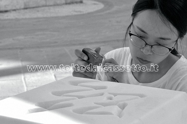 AVENZA DI CARRARA - L'artista cinese Shusa Yang durante il simposio di scultura "Tracce sulla Francigena"