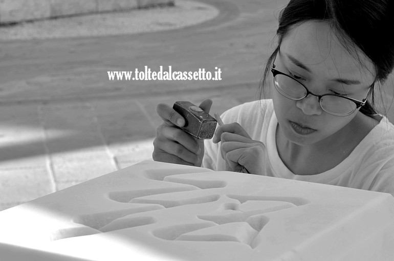 AVENZA DI CARRARA - L'artista cinese Susha Yang al lavoro durante il simposio di scultura "Tracce sulla Francigena"