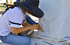 AVENZA DI CARRARA - L'artista cinese Susha Yang durante il simposio di scultura "Tracce sulla Francigena"