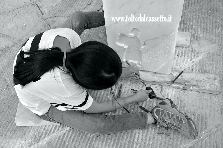 AVENZA DI CARRARA - L'artista cinese Susha Yang al lavoro durante il simposio di scultura "Tracce sulla Francigena"