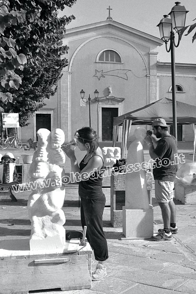 AVENZA DI CARRARA - Artisti al lavoro in Piazza Finelli durante il simposio di scultura "Tracce sulla Francigena"